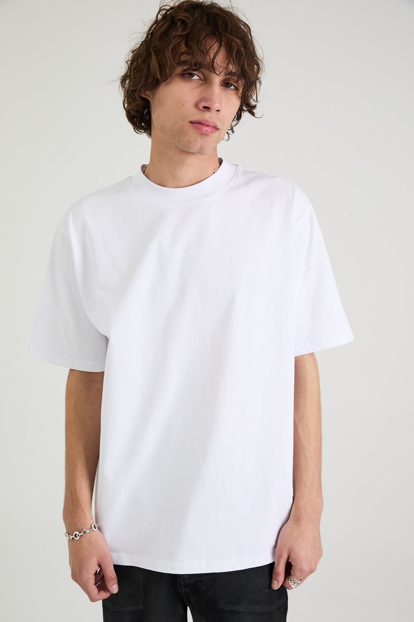 RICO MOCK NECK SHORT SLEEVE TEE | WHITE COLLAR LOGO