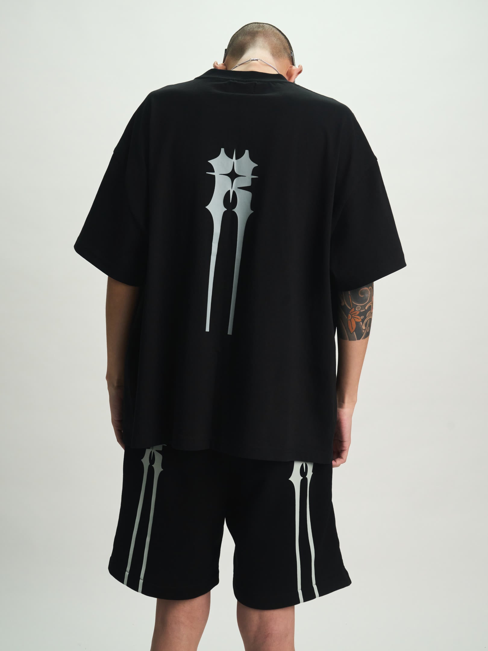 BASTIEN POCKET TEE | BLACK SPIKED R