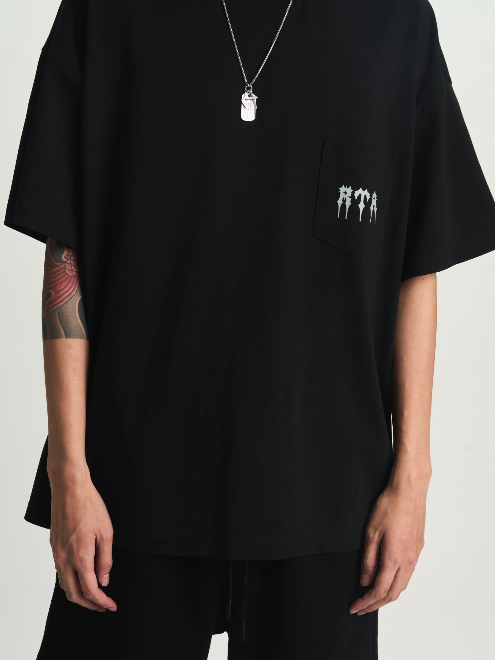 BASTIEN POCKET TEE | BLACK SPIKED R