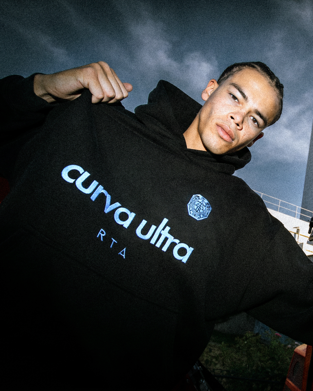 HOODIES & SWEATSHIRTS