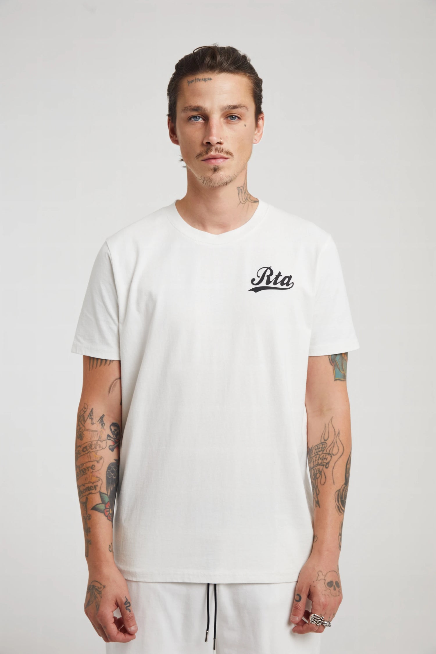 LIAM TEE | WHITE COLLEGIATE SCRIPT