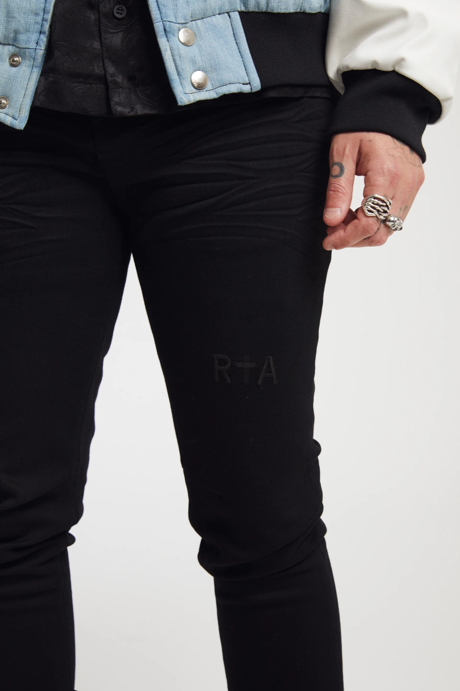 BRYANT SKINNY JEAN | BLACK LOGO