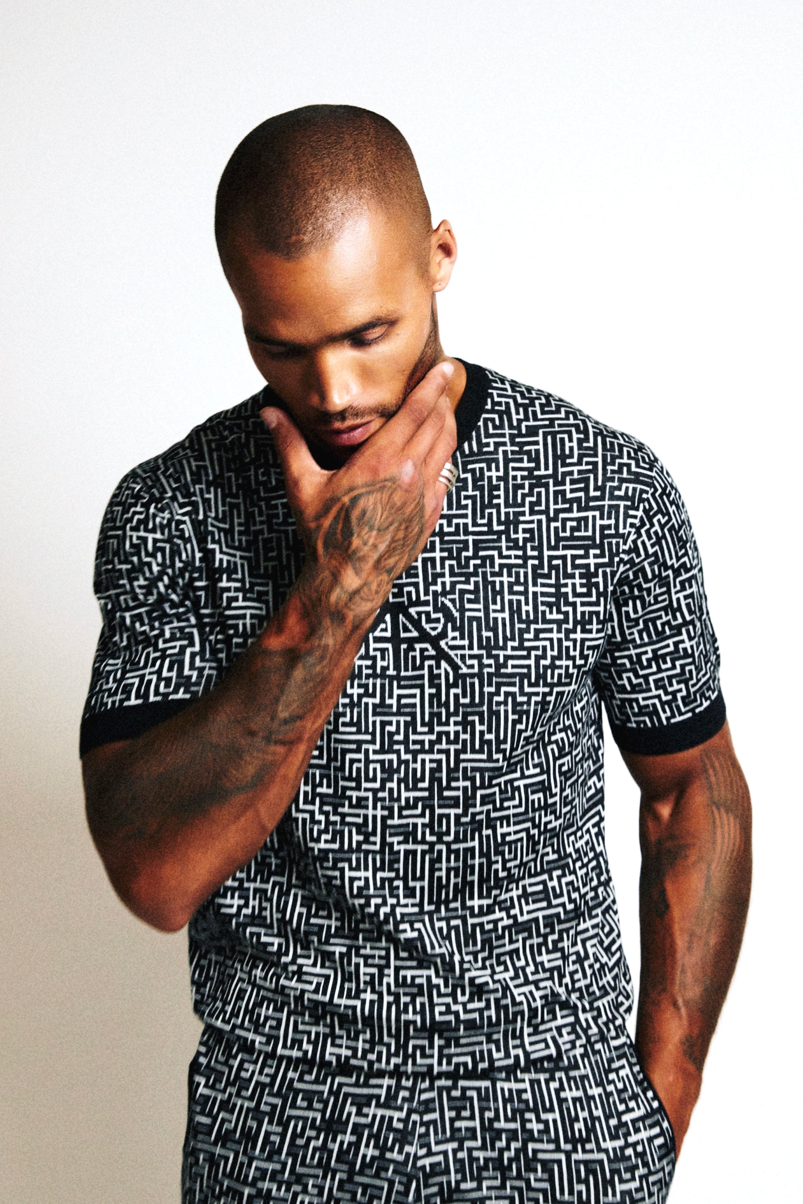 SILK JACQUARD TEE | BLACK LOGO MAZE
